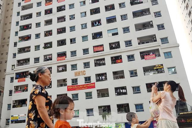 Hà Nội cho biết chưa có cơ sở cấp "sổ hồng" cho người mua nhà tại khu chung cư HH Linh Đàm (Hoàng Liệt, Hoàng Mai). Hà Nội cho biết chưa có cơ sở cấp "sổ hồng" cho người mua nhà tại khu chung cư HH Linh Đàm (Hoàng Liệt, Hoàng Mai).