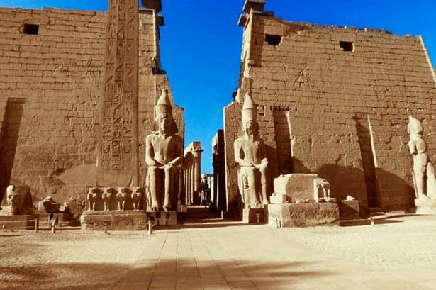 Hamdi Hafez al-Nubi tỉnh dậy tại tang lễ của mình gần Luxor