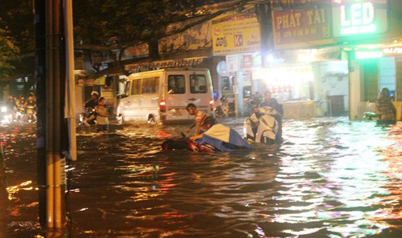 Tại tuyến đường Hòa Bình, theo ghi nhận của phóng viên mưa lớn đã khiến tuyến đường đoạn qua trước cổng Khu du lịch Đầm Sen ngập từ 0,5 đến 0,7 mét đã khiến hàng trăm xe chết máy. Nhiều khách đến vui chơi tại khu du lịch phải bì bõm lội nước ‘sông’ đen kịt trên đường Hòa Bình để tìm các trạm xe buýt đón xe về nhà. Nước ngập gần lụt bánh xe máy trên đường Hòa Bình