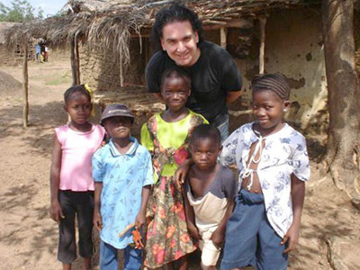 Peter chụp ảnh cùng các em nhỏ châu Phi trong một chuyến từ thiện