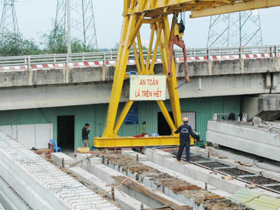 Công trình kiên cố dưới cầu. Ảnh: T.N.A . Công trình kiên cố dưới cầu. Ảnh: T.N.A