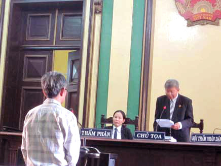 Bị cáo H.V.Đ đang nghe tòa tuyên án. Ảnh: Người lao động Bị cáo H.V.Đ đang nghe tòa tuyên án