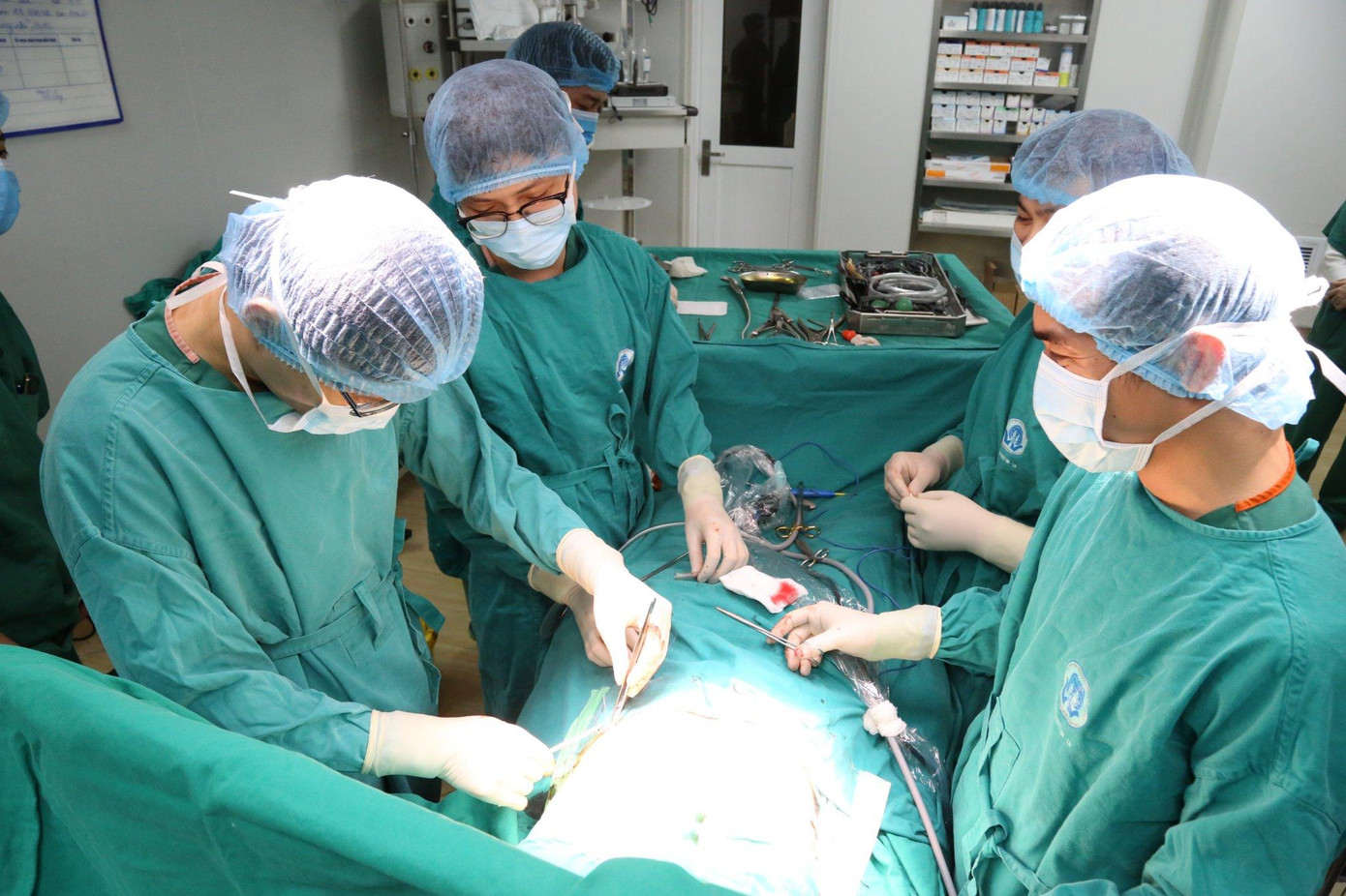 Các BS Bệnh viện Đa khoa Phú Thọ thực hiện ca phẫu thuật cho bệnh nhân P. Ảnh: BS cung cấp Các BS Bệnh viện Đa khoa Phú Thọ thực hiện ca phẫu thuật cho bệnh nhân P. Ảnh: BS cung cấp