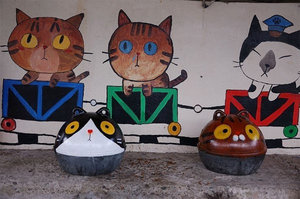 Nhưng một bước ngoặt mới đã đến với làng Houtong vào khoảng năm 2008, khi một người yêu mèo đã thành lập một đội tình nguyện giúp những chú mèo bị bỏ rơi có một môi trường sống tốt hơn. Họ đăng ảnh những chú mèo lên web và nhận được sự phản hồi tích cực và đông đảo từ những người yêu mèo khác