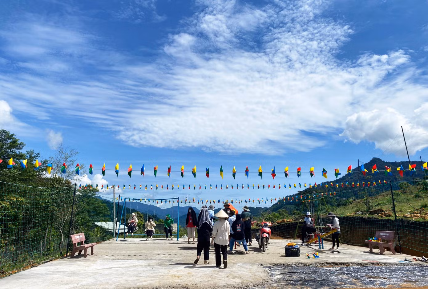 “Ở đây, những câu hỏi thơ ngây của các bạn nhỏ miền núi về khu vui chơi đầy sắc màu mà các em chỉ có thể tưởng tượng hoặc nhìn thấy trong những cuốn sách, cuốn truyện nhỏ là động lực thôi thúc các tình nguyện viên hoàn thành công việc. Chúng em muốn các bạn nhỏ thôn Long Túc sẽ được vui chơi trên những chiếc xích đu đầy màu sắc, đá banh trên nền bê tông bằng phẳng”, Sơn nói.