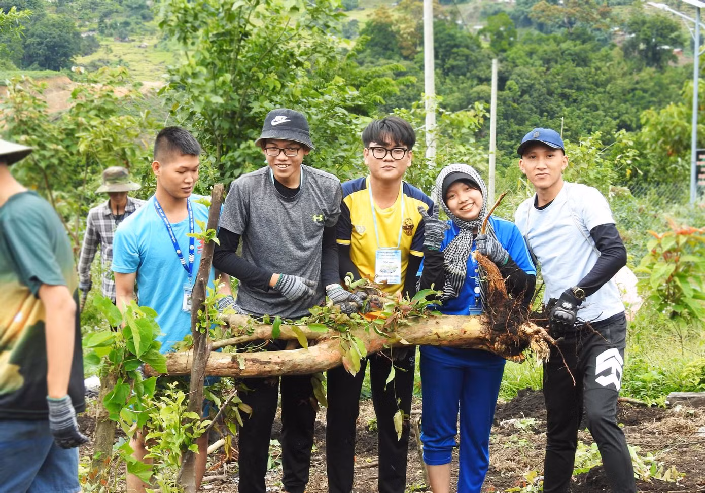 Trong quá trình thi công, nhóm cũng nhận được sự hỗ trợ của bà con địa phương. Tuy nhiên, vì đang trúng mùa gặt nên bà con cũng không hỗ trợ được nhiều. Các tình nguyện viên phải làm việc liên tục bất kể mưa gió để cố gắng đẩy nhanh tốc độ công trình.