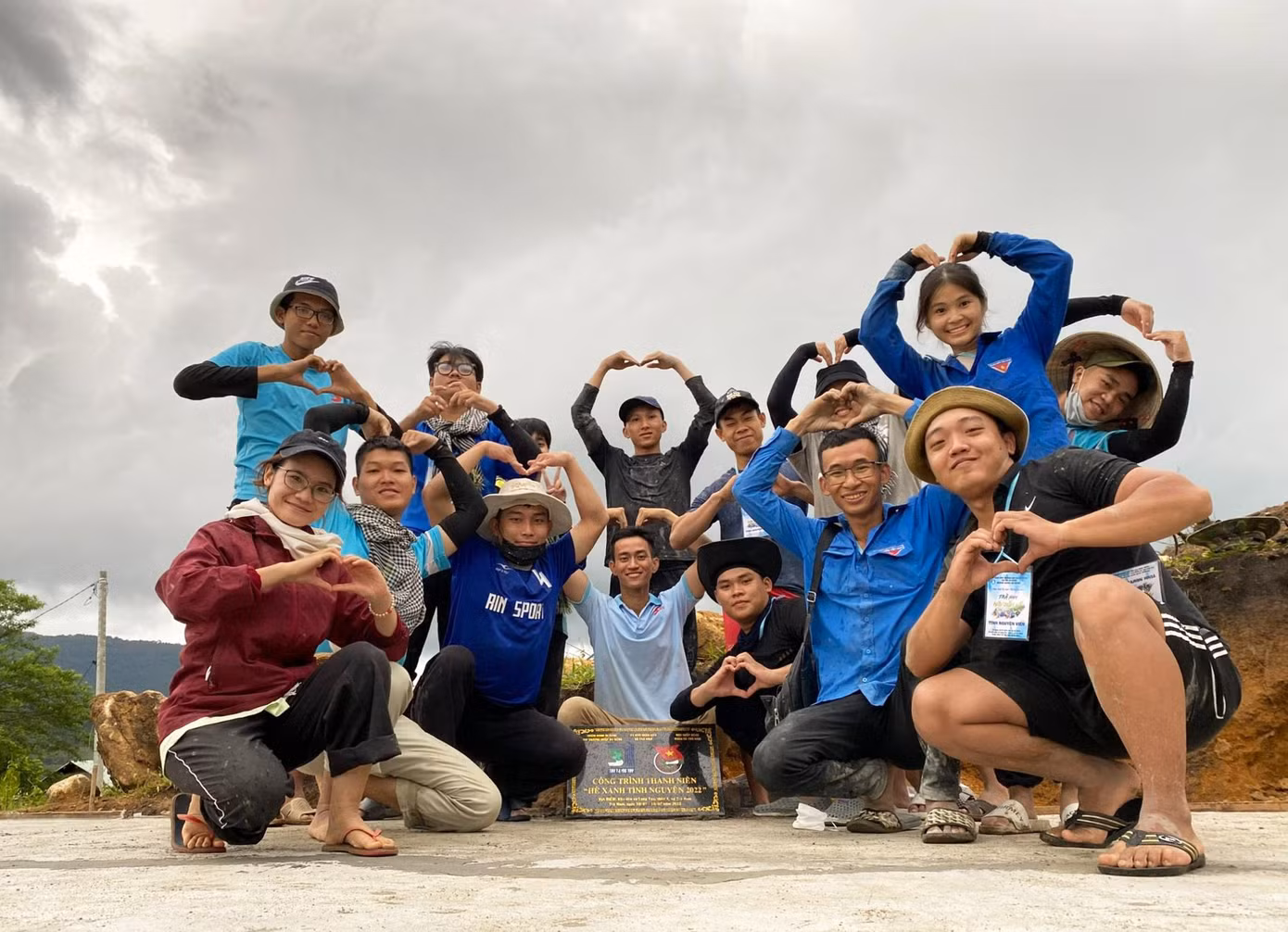 Chia sẻ về ý tưởng san đồi dốc để xây khu vui chơi, trưởng nhóm Hand in hand cho biết, những đứa trẻ ở thôn rất thiếu thốn, các em thường chỉ chạy chân trần chơi đùa trên những mảnh đất gồ ghề, đầy đá sỏi. Vì lẽ đó, nhóm đã quyết định làm khu vui chơi cho các em nơi đây, để các em có điều kiện vui chơi, sinh hoạt tốt hơn.