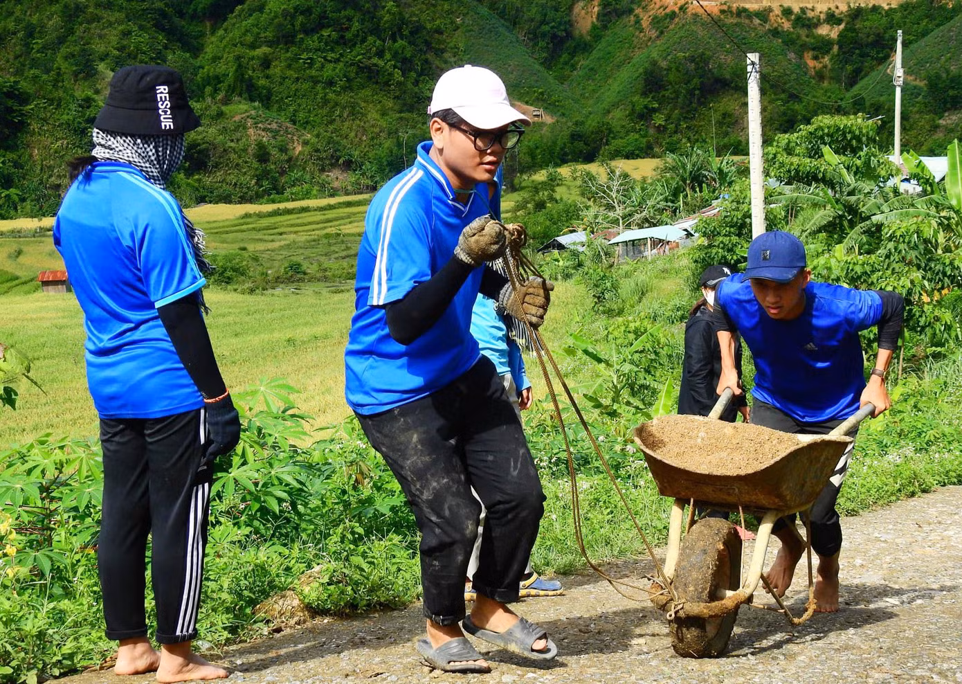 Để thực hiện được công trình, các tình nguyện viên phải san bằng 450m2 diện tích đồi dốc với nhiều cây to, đá to… Theo Đặng Ngọc Sơn - trưởng nhóm Hand in hand, việc san lấp mặt bằng, vận chuyển vật liệu gặp nhiều khó khăn, bất lợi.