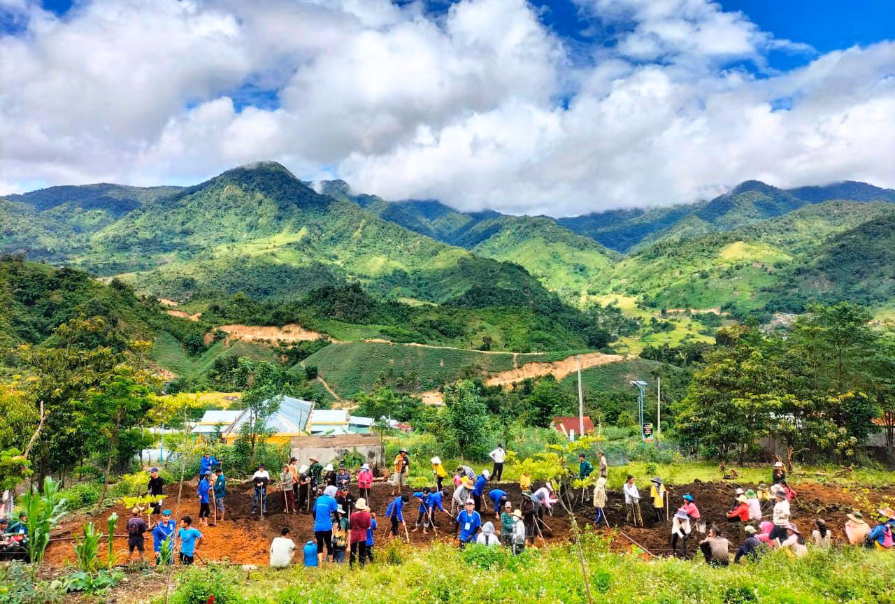 Năm nay, trong Chiến dịch Mùa hè xanh, các tình nguyện viên của nhóm Hand in hand lựa chọn dừng chân ở thôn Long Túc (xã Trà Nam, huyện miền núi Nam Trà My, Quảng Nam).