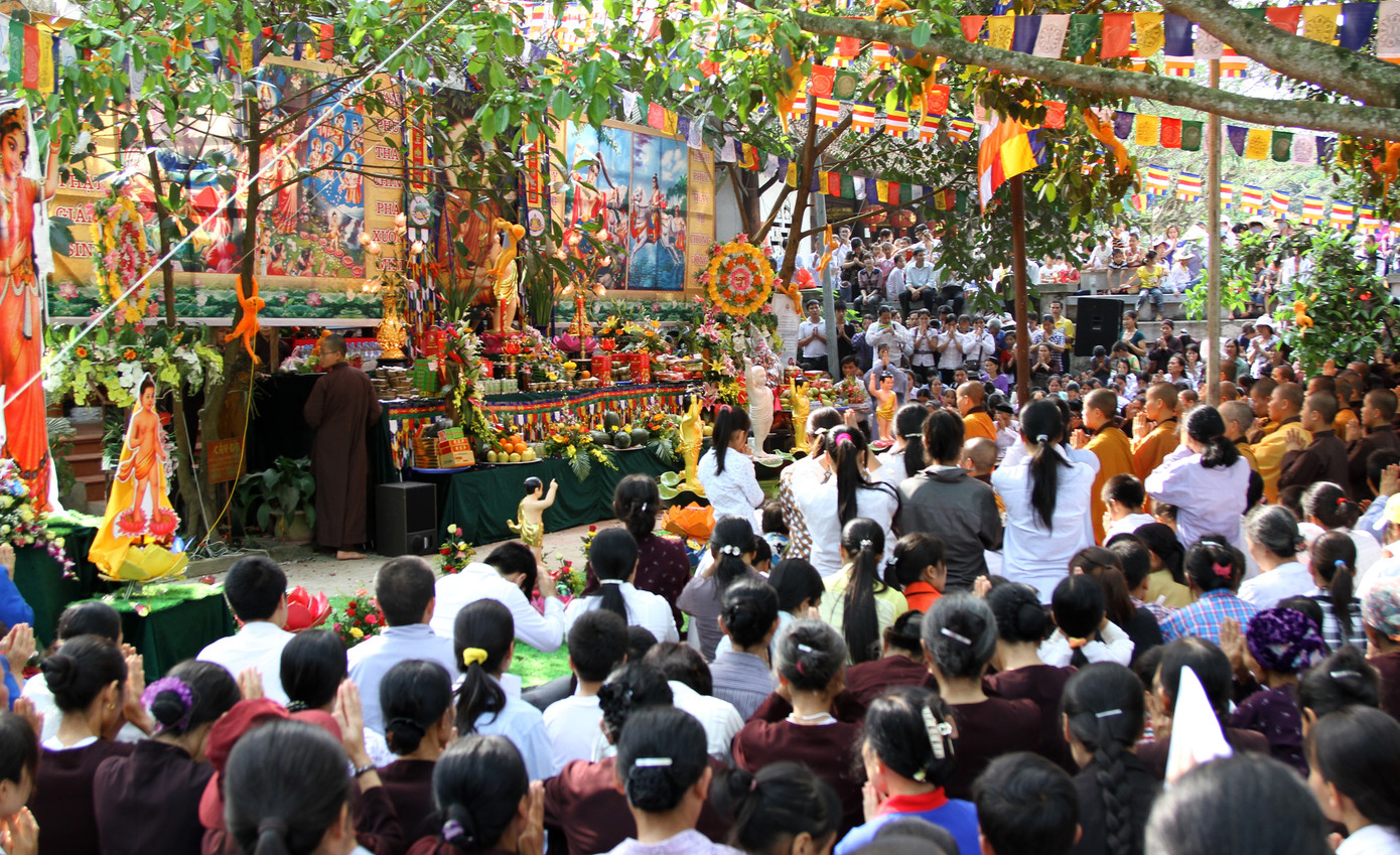 Giây phút lắng lòng cảm niệm ân đức của Đức Thế Tôn- người chỉ ra con đường giải thoái cho nhân loại. 