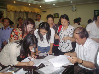 Giao nhận hồ sơ tuyển sinh giữa sở GD&ĐT và các trường ĐH, CĐ năm 2010. Ảnh : Hồ Thu. Giao nhận hồ sơ tuyển sinh giữa sở GD&ĐT và các trường ĐH, CĐ năm 2010 Ảnh : Hồ Thu