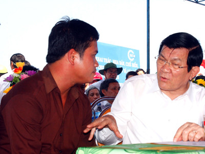 Chủ tịch nước xúc động lắng nghe câu chuyện giữ cờ Tổ quốc giữa Hoàng Sa của ngư dân trẻ Bùi Văn Phải. ẢNH: Nguyễn Thành