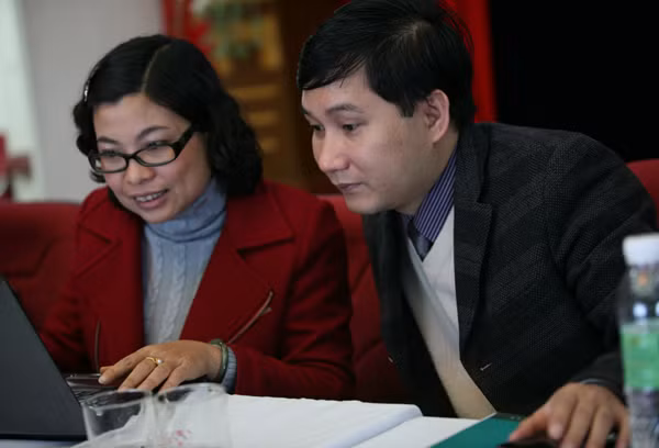 Anh Lê Hoàng Anh, Phó trưởng ban Thanh niên trường học TƯ Đoàn (phải) trả lời câu hỏi của bạn đọc.. Anh Lê Hoàng Anh, Phó trưởng ban Thanh niên trường học TƯ Đoàn (trái) trả lời câu hỏi của bạn đọc.