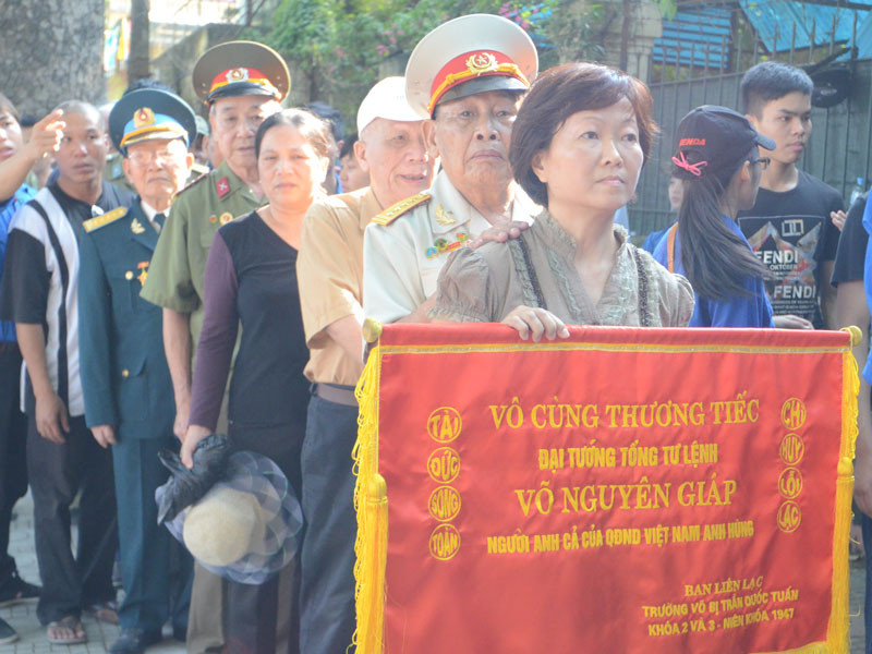 Những người lính đến viếng Đại tướng