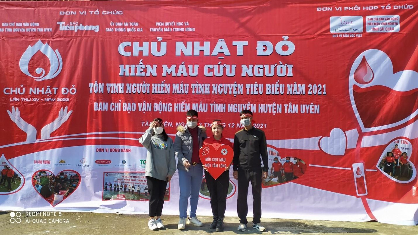 Đoàn viên thanh niên tham gia hiến máu và chụp hình kỷ niệm tại chương trình.