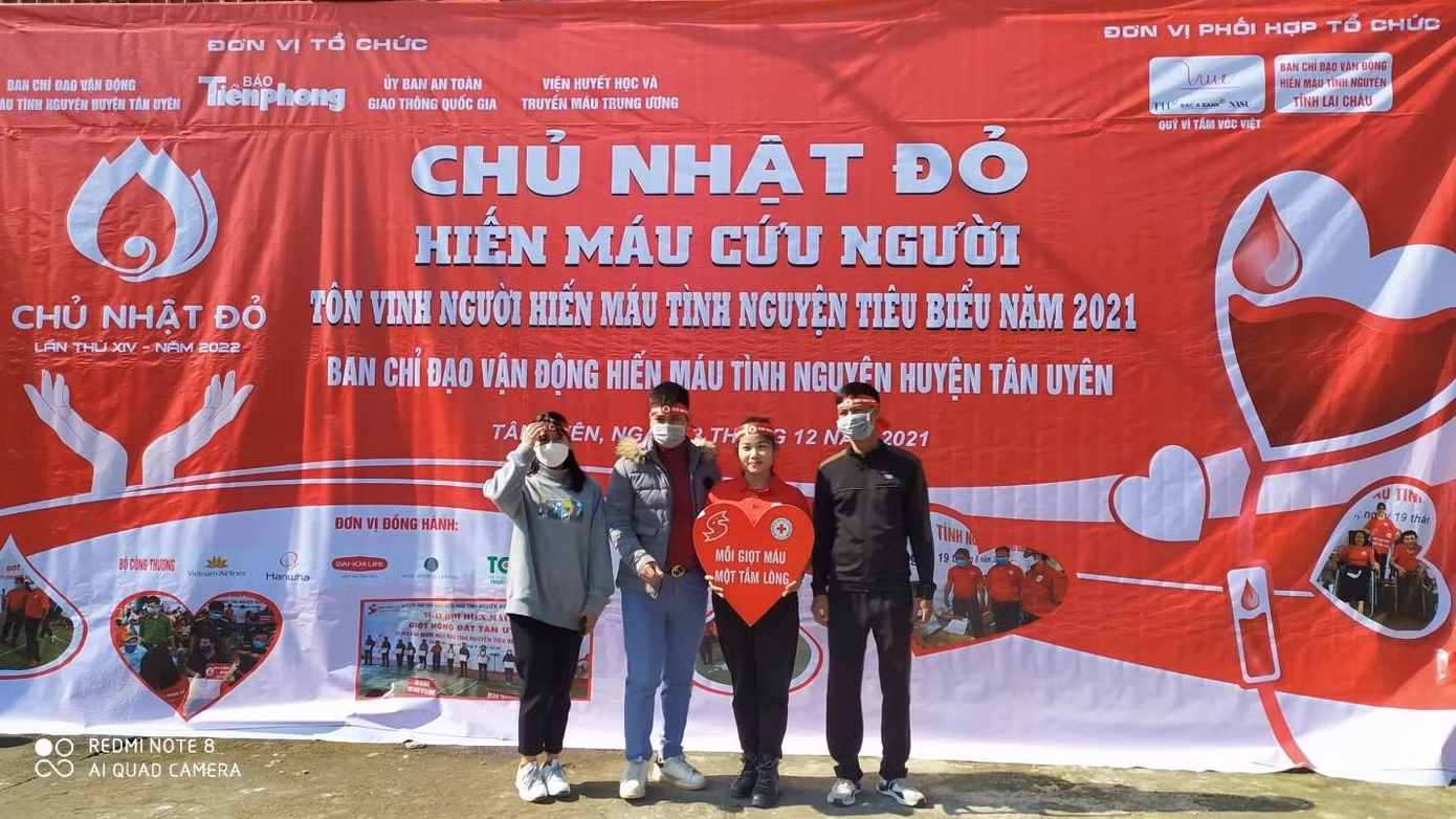 Đoàn viên thanh niên tham gia hiến máu và chụp hình kỷ niệm tại chương trình.