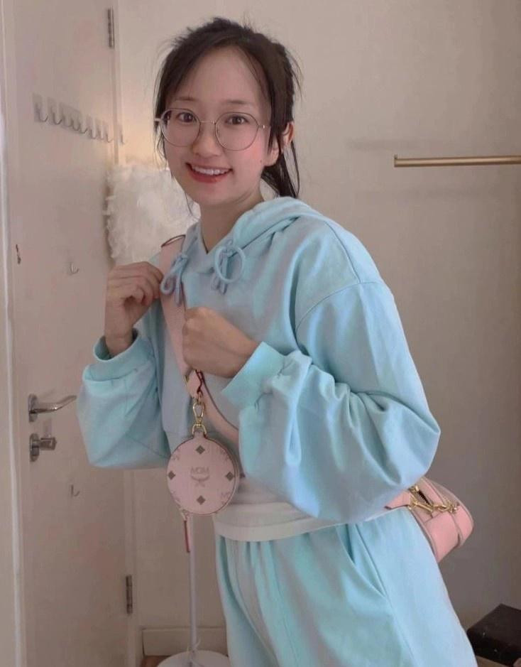 Bảo mẫu 9X có ngoại hình nổi bật.