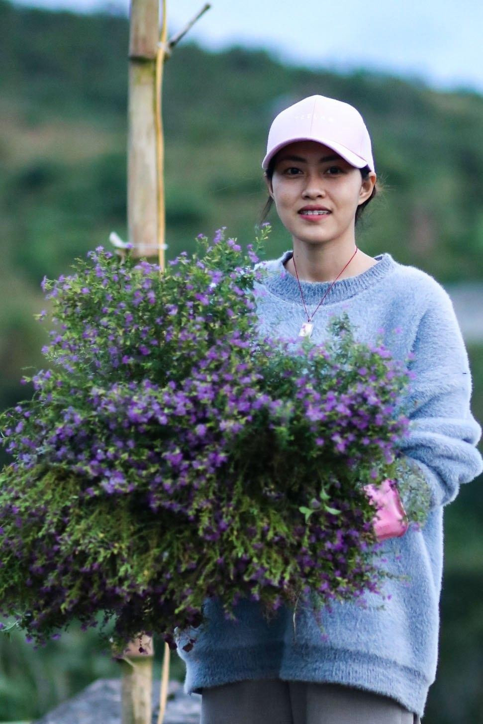 Công việc freelance giúp chị Dương Bình có thời gian cân bằng cuộc sống ở TP.HCM và Đắk Lắk.