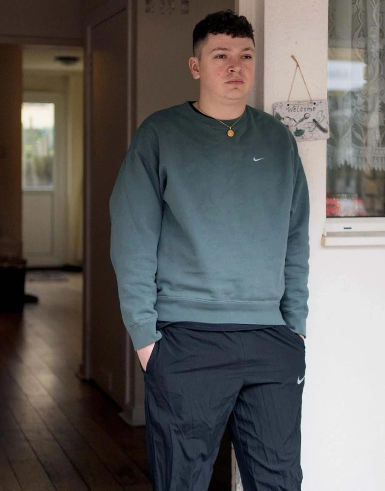 Sam Owen một mình đón Giáng sinh tại trụ sở công ty. don Noel mot minh anh 3