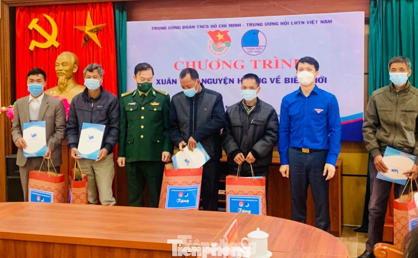 Anh Nguyễn Ngọc Lương, Bí thư TƯ Đoàn tặng quà cho người có uy tín tại biên giới Tân Thanh. Ảnh: Duy Chiến