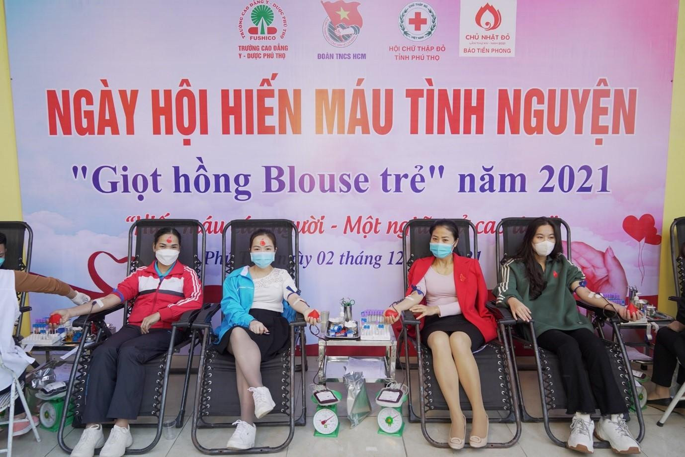 Cán bộ, giảng viên, học sinh, sinh viên Trường Cao đẳng Y – Dược Phú Thọ tham gia hiến máu tình nguyện.