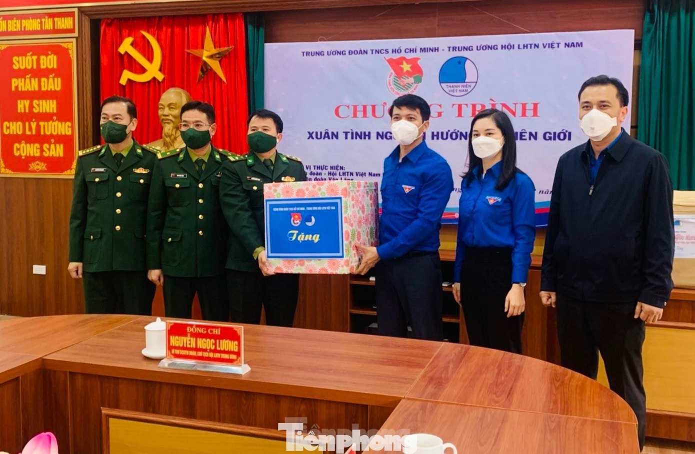 Trung ương Đoàn tặng quà cho cán bộ, chiến sỹ đồn Biên phòng cửa khẩu Tân Thanh (huyện Văn Lãng). Ảnh: Duy Chiến