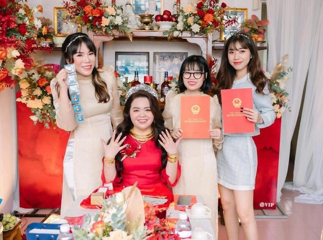 Ngọc Trúc nhận được nhiều quà tặng của bố mẹ trong ngày vui. Ngọc Trúc nhận được nhiều quà tặng của bố mẹ trong ngày vui.