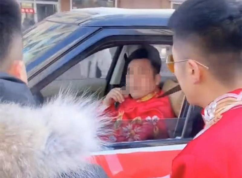 Người đàn ông ngồi trên xe cũng mặc áo chú rể.