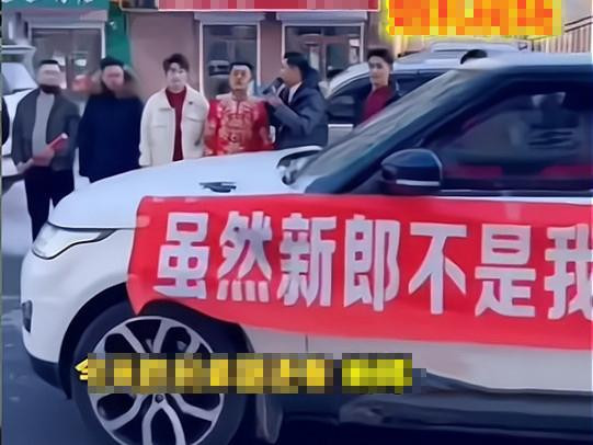 Chiếc xe sang căng biểu ngữ “cô dâu là người tôi yêu” khiến đám cưới náo loạn.