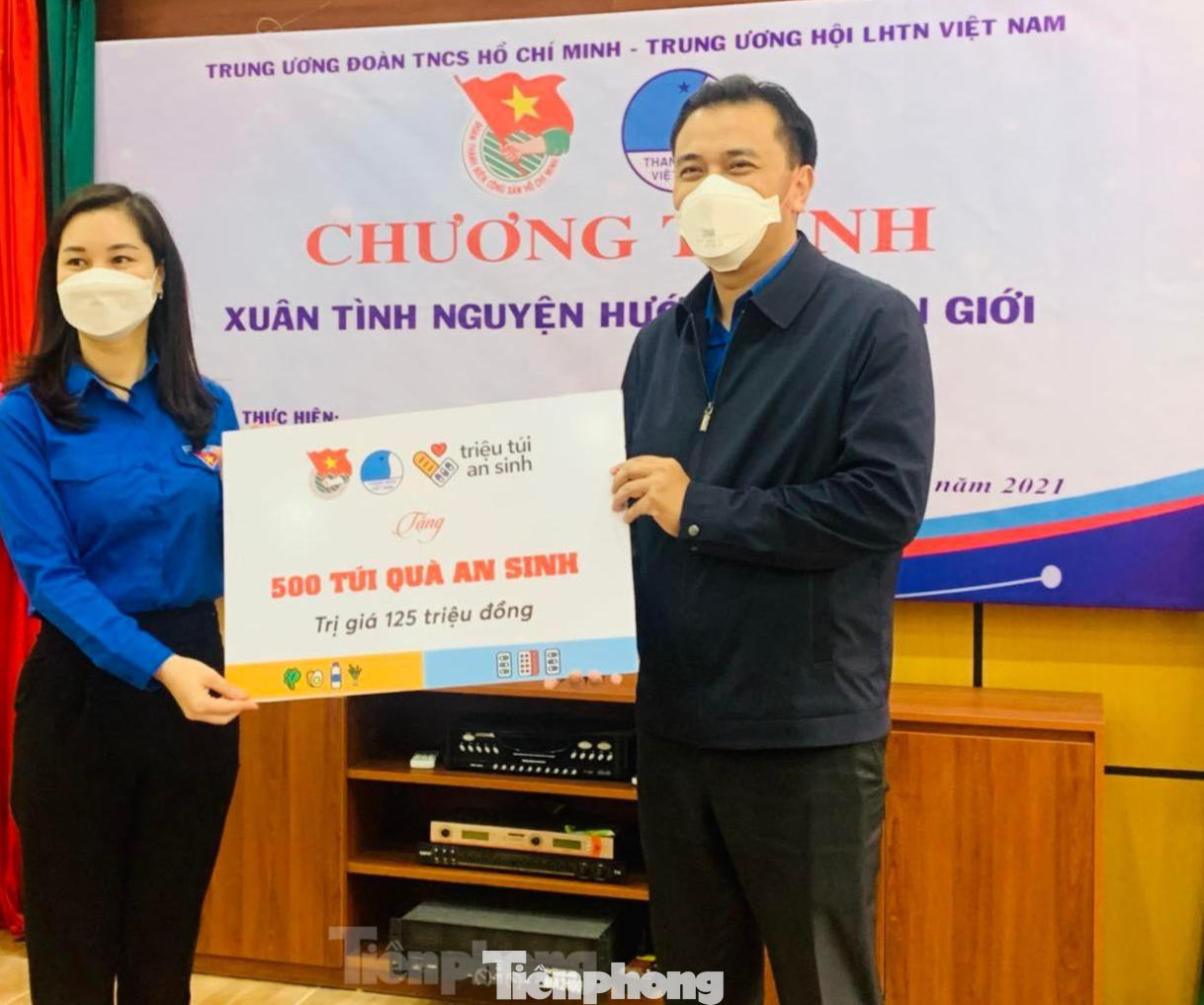 Chị Đinh Thị Anh Thư, Bí thư Tỉnh Đoàn (bìa trái) tiếp nhận 500 túi an sinh của Trung ương Đoàn - Hội LHTNVN gửi tặng nhân dân và tuổi trẻ Lạng Sơn bị ảnh hưởng bởi dịch COVID-19. Ảnh: Duy Chiến