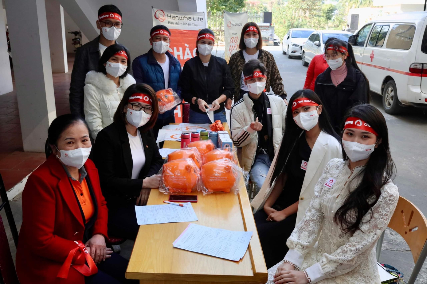 Các người đẹp và các bạn sinh viên cùng nhà tài trợ dự chương trình hiến máu Chủ nhật Đỏ