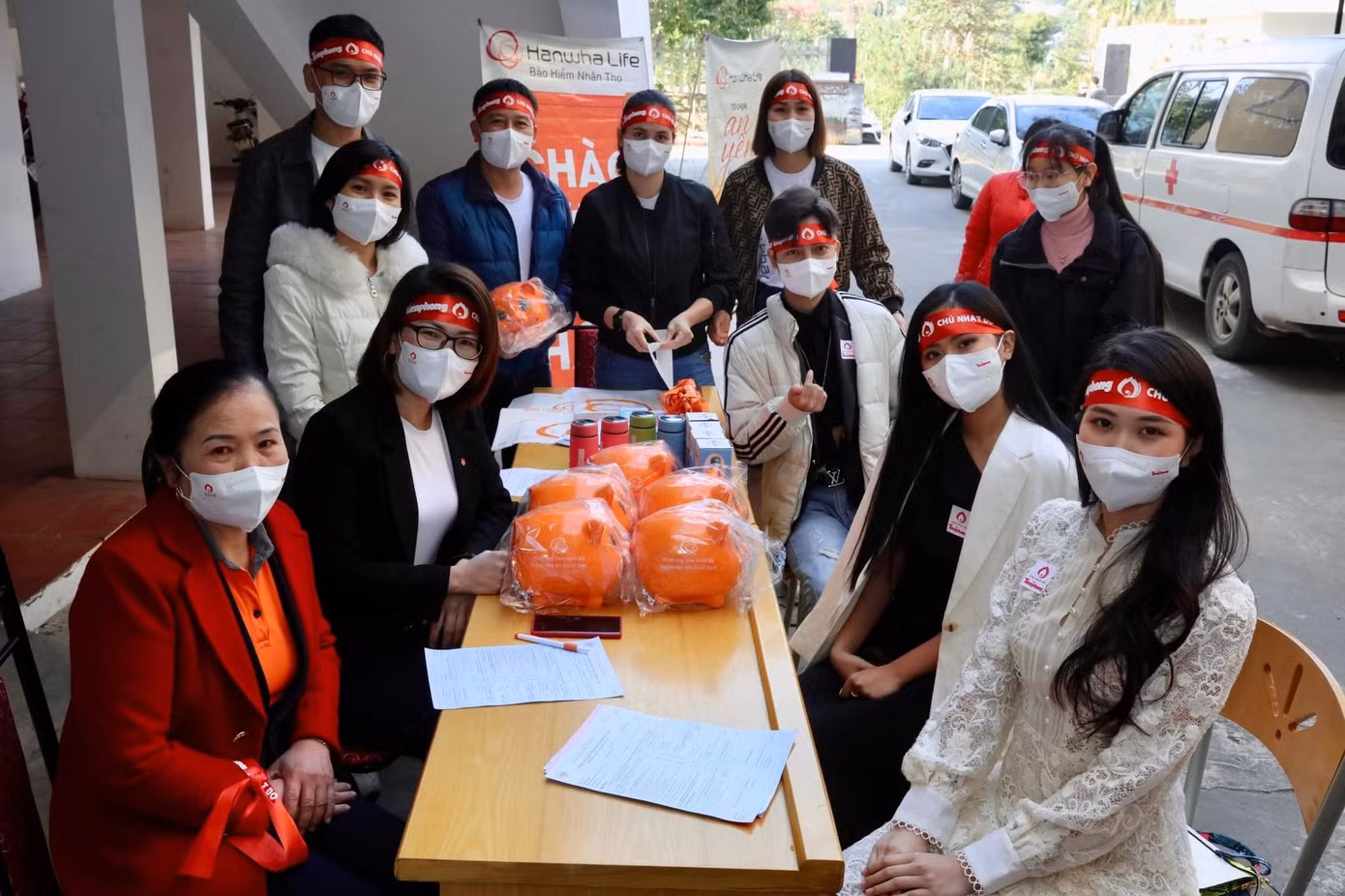 Các người đẹp và các bạn sinh viên cùng nhà tài trợ dự chương trình hiến máu Chủ nhật Đỏ Các người đẹp và các bạn sinh viên cùng nhà tài trợ dự chương trình hiến máu Chủ nhật Đỏ