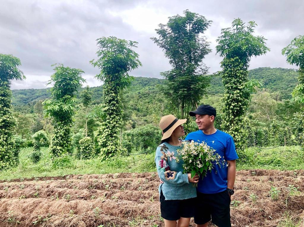 Vợ chồng chị Võ Ngọc Mai chưa muốn trở lại thành phố sau 4 tháng về quê tránh dịch.