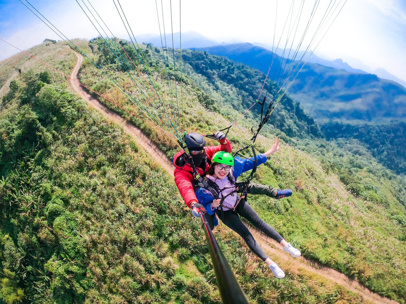 Bay dù lượn - trải nghiệm mới mẻ thu hút đông đảo bạn trẻ như Ngọc Minh Bay dù lượn - trải nghiệm mới mẻ thu hút đông đảo bạn trẻ như Ngọc Minh