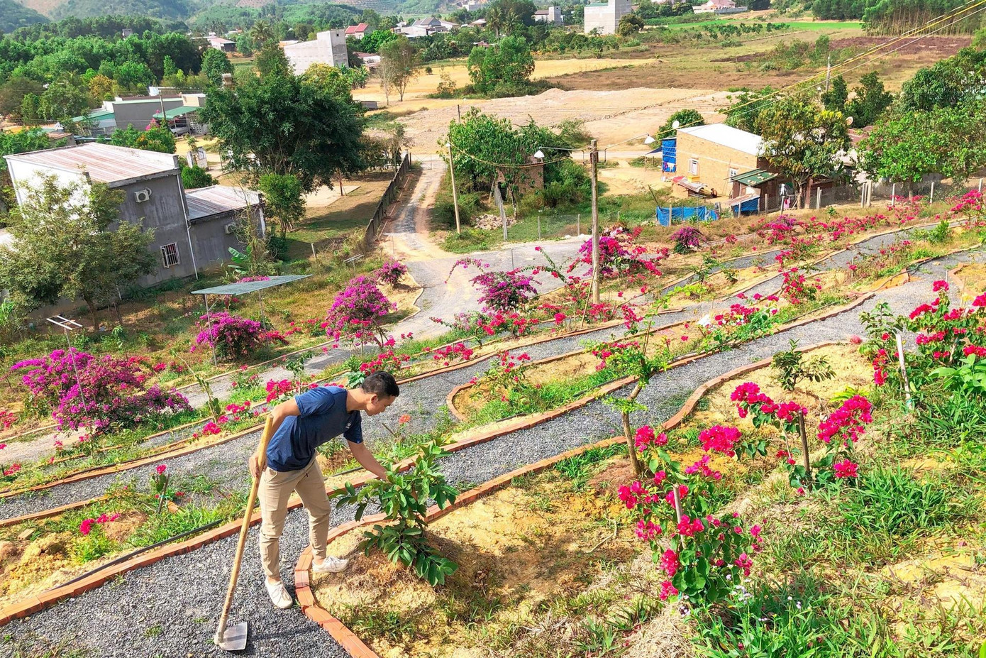 Vợ chồng chị Đào Thị Hải Yến đi lại giữa Dĩ An - Madagui để vừa kinh doanh, vừa tận hưởng cuộc sống yên bình.