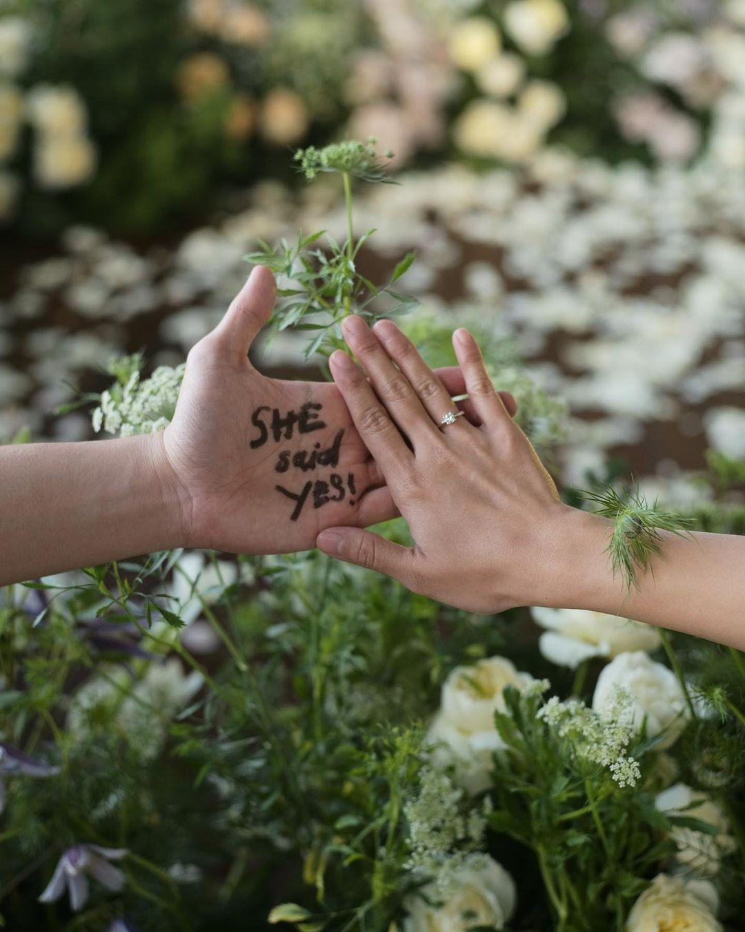 Salim đồng ý lời cầu hôn của bạn trai.