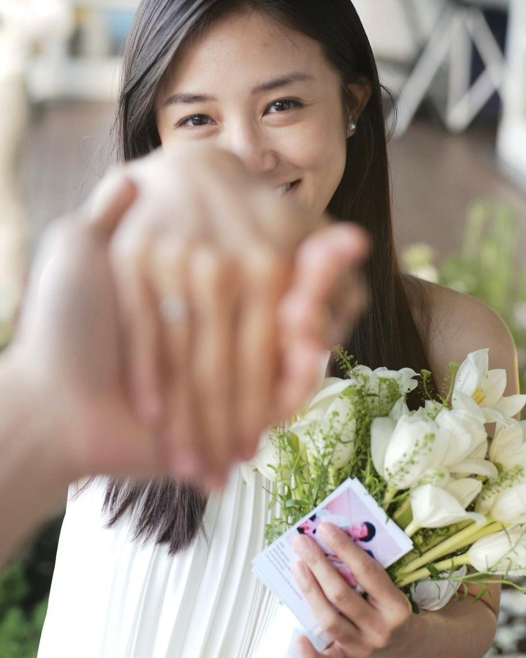 Cô nàng khoe nhẫn cầu hôn