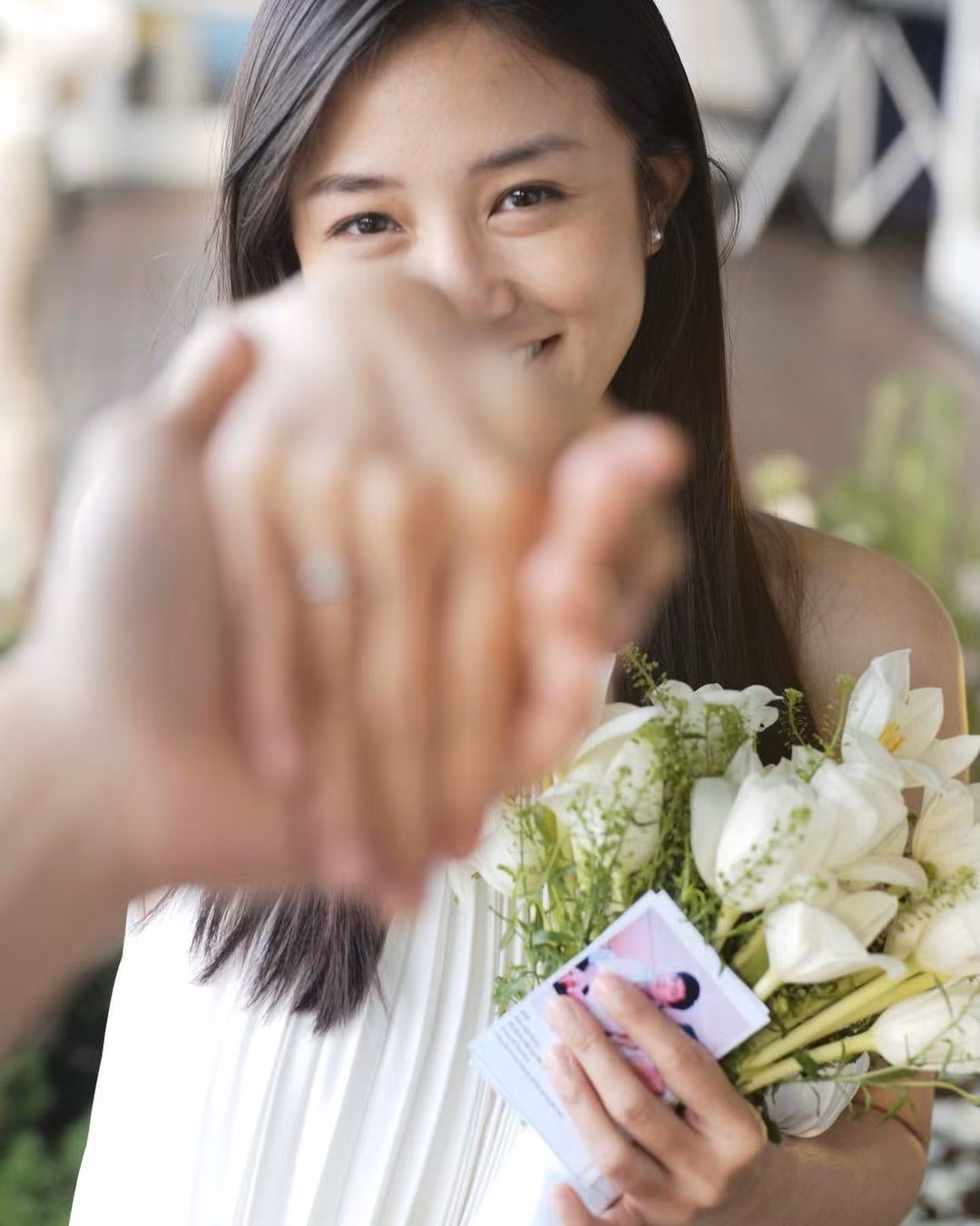 Cô nàng khoe nhẫn cầu hôn
