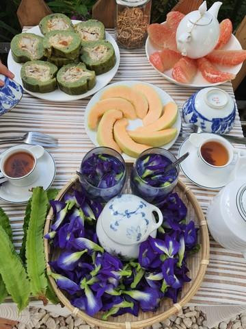 Những vườn rau, hoa xanh mát cung cấp thực phẩm và giúp tinh thần hai vợ chồng trở nên tốt hơn nhiều. Những vườn rau, hoa xanh mát cung cấp thực phẩm và giúp tinh thần hai vợ chồng trở nên tốt hơn nhiều.