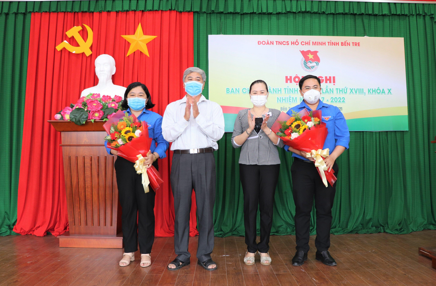 Tân Bí thư Tỉnh đoàn Bến Tre Lâm Như Quỳnh (bìa trái) và tân Phó Bí thư Phan Thanh Trẻ (bìa phải) nhận hoa chúc mừng từ lãnh đạo tỉnh. - Ảnh: TĐ BT