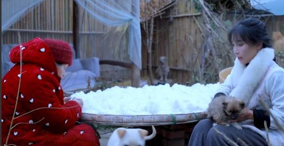 Lý Tử Thất vẫn sống cùng bà nội ở thôn quê. Lý Tử Thất vẫn sống cùng bà nội ở thôn quê.