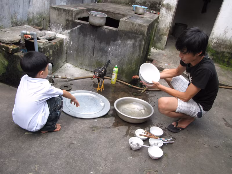 Bố mẹ đi làm cả ngày, Đinh Đức Hóa lo chăm sóc và dạy dỗ em trai mới học lớp 2. - Ảnh: Trường Phong 