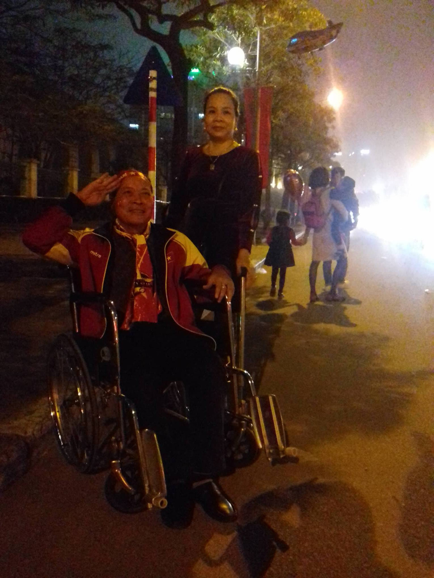 CĐV vỡ oà sau khi U23 Việt Nam đè bẹp Thái Lan, đoạt vé VCK U23 châu Á ảnh 17