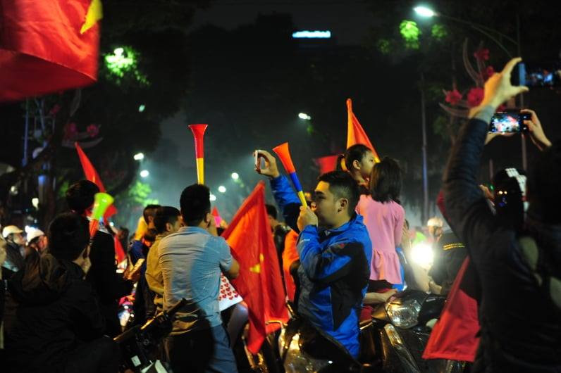 CĐV vỡ oà sau khi U23 Việt Nam đè bẹp Thái Lan, đoạt vé VCK U23 châu Á ảnh 19