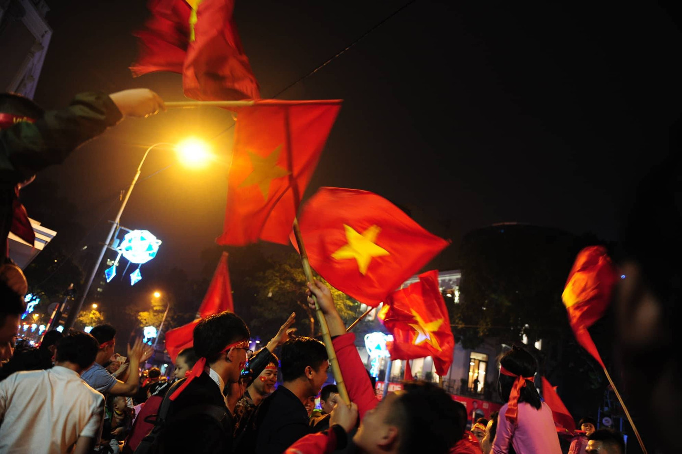 CĐV vỡ oà sau khi U23 Việt Nam đè bẹp Thái Lan, đoạt vé VCK U23 châu Á ảnh 11