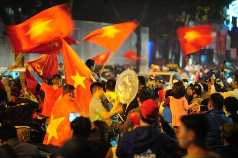 CĐV vỡ oà sau khi U23 Việt Nam đè bẹp Thái Lan, đoạt vé VCK U23 châu Á ảnh 18