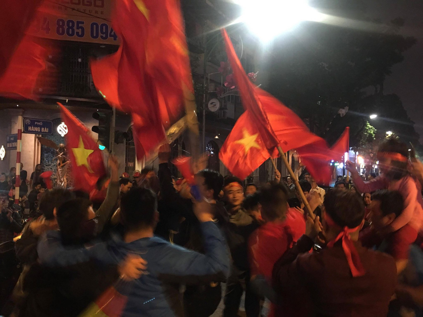 CĐV vỡ oà sau khi U23 Việt Nam đè bẹp Thái Lan, đoạt vé VCK U23 châu Á ảnh 3