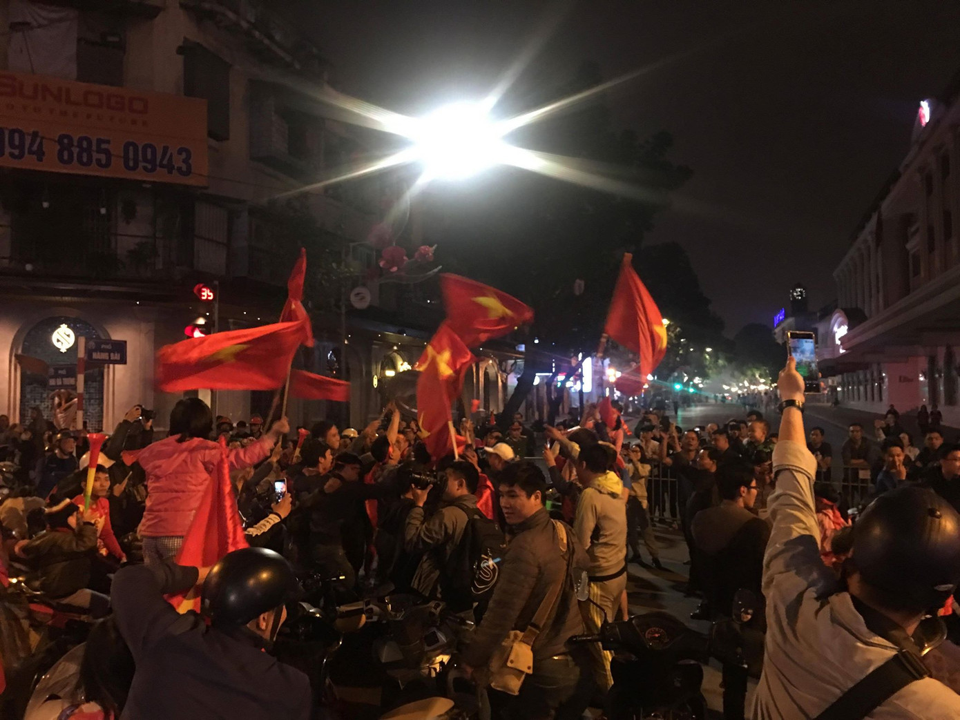 CĐV vỡ oà sau khi U23 Việt Nam đè bẹp Thái Lan, đoạt vé VCK U23 châu Á ảnh 4