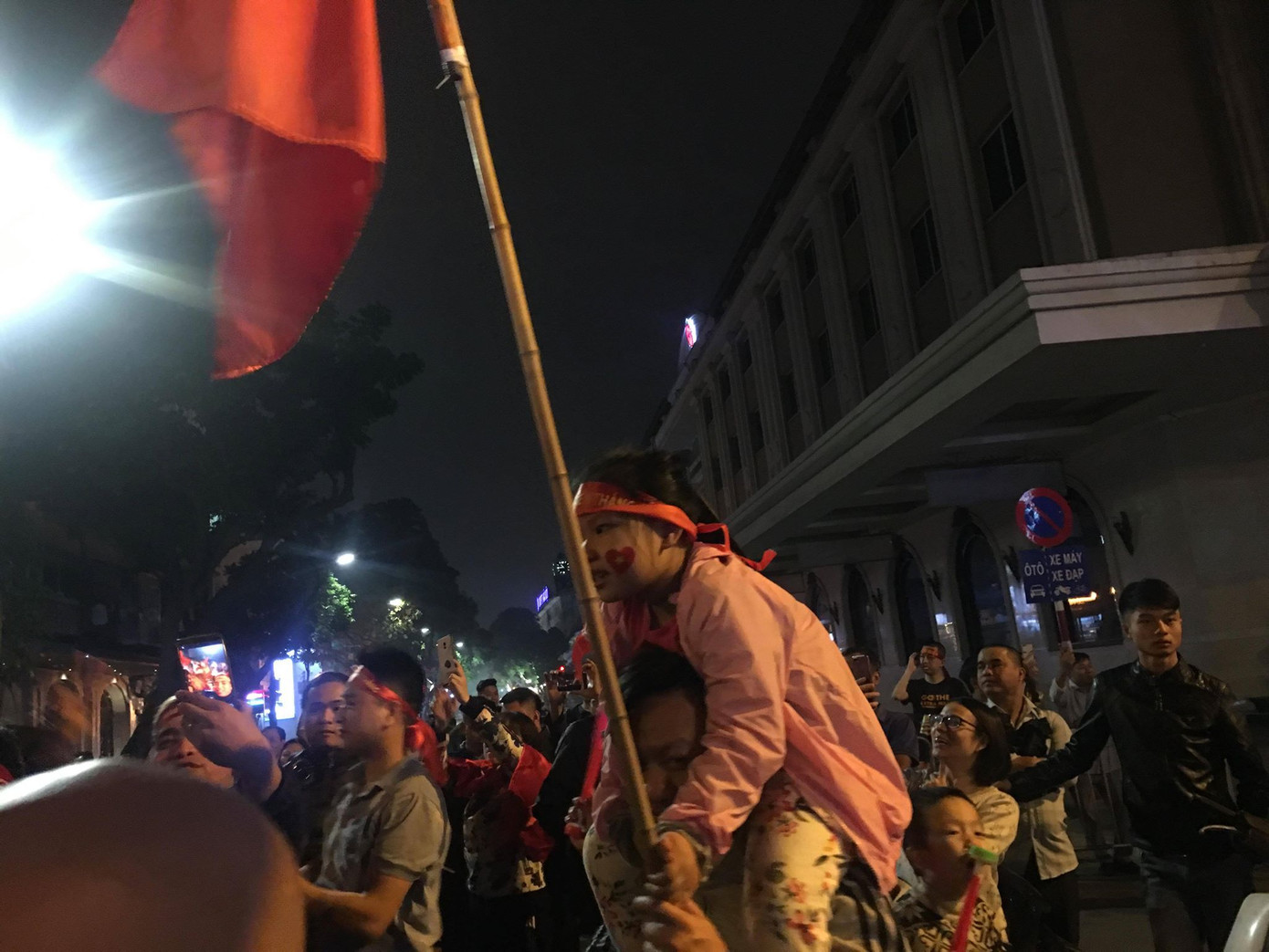 CĐV vỡ oà sau khi U23 Việt Nam đè bẹp Thái Lan, đoạt vé VCK U23 châu Á ảnh 5