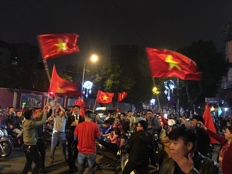 CĐV vỡ oà sau khi U23 Việt Nam đè bẹp Thái Lan, đoạt vé VCK U23 châu Á ảnh 22